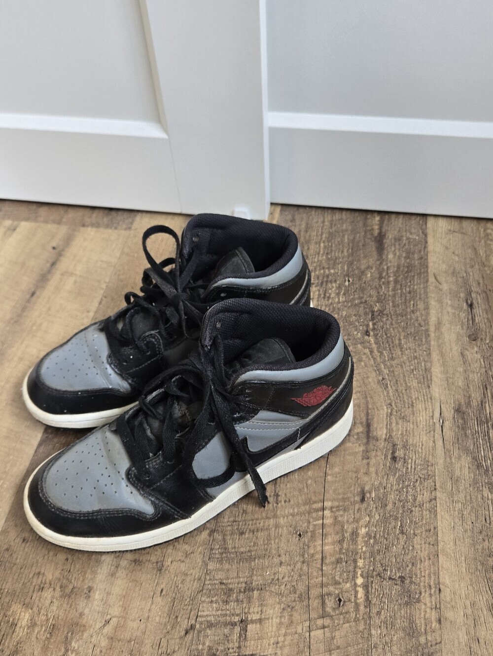 Nike Air Jordan 1 MID GS Grey Shadow Red Black 4.5 Y 554725-096 Sneakers